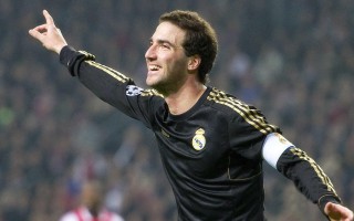 海星体育官网-斯图加特主场四球横扫不莱梅 菲里希与昂达夫联手击碎客队防线