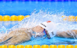 海星体育官方_杰森-塔图姆场边观战照片引发热潮，凯尔特人稳坐东部次席彰显团队凝聚力